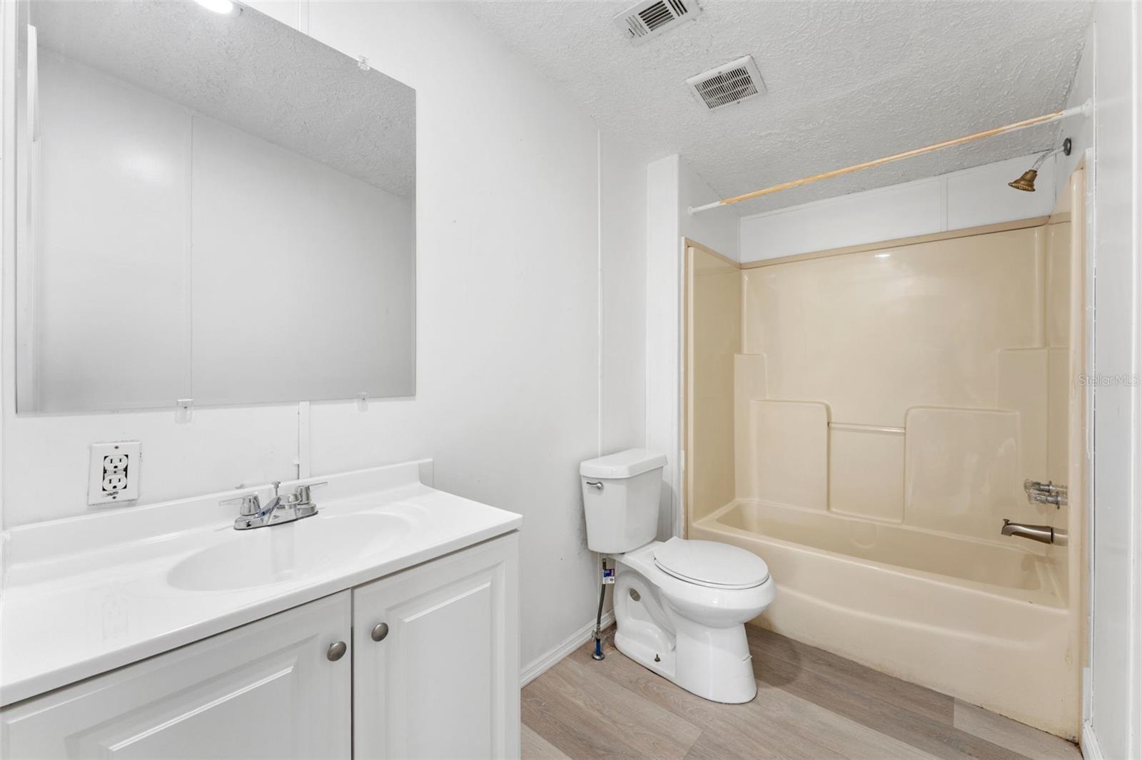 Manufactured Home at 11004 KITTY HAWK DR, TAMPA, photo 30 of 46