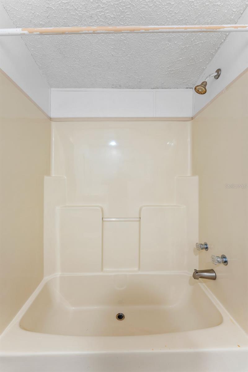 Manufactured Home at 11004 KITTY HAWK DR, TAMPA, photo 31 of 46