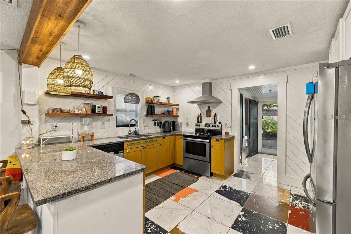 Single Family Residence at 7017 N WILLOW AVE, TAMPA, photo 13 of 39