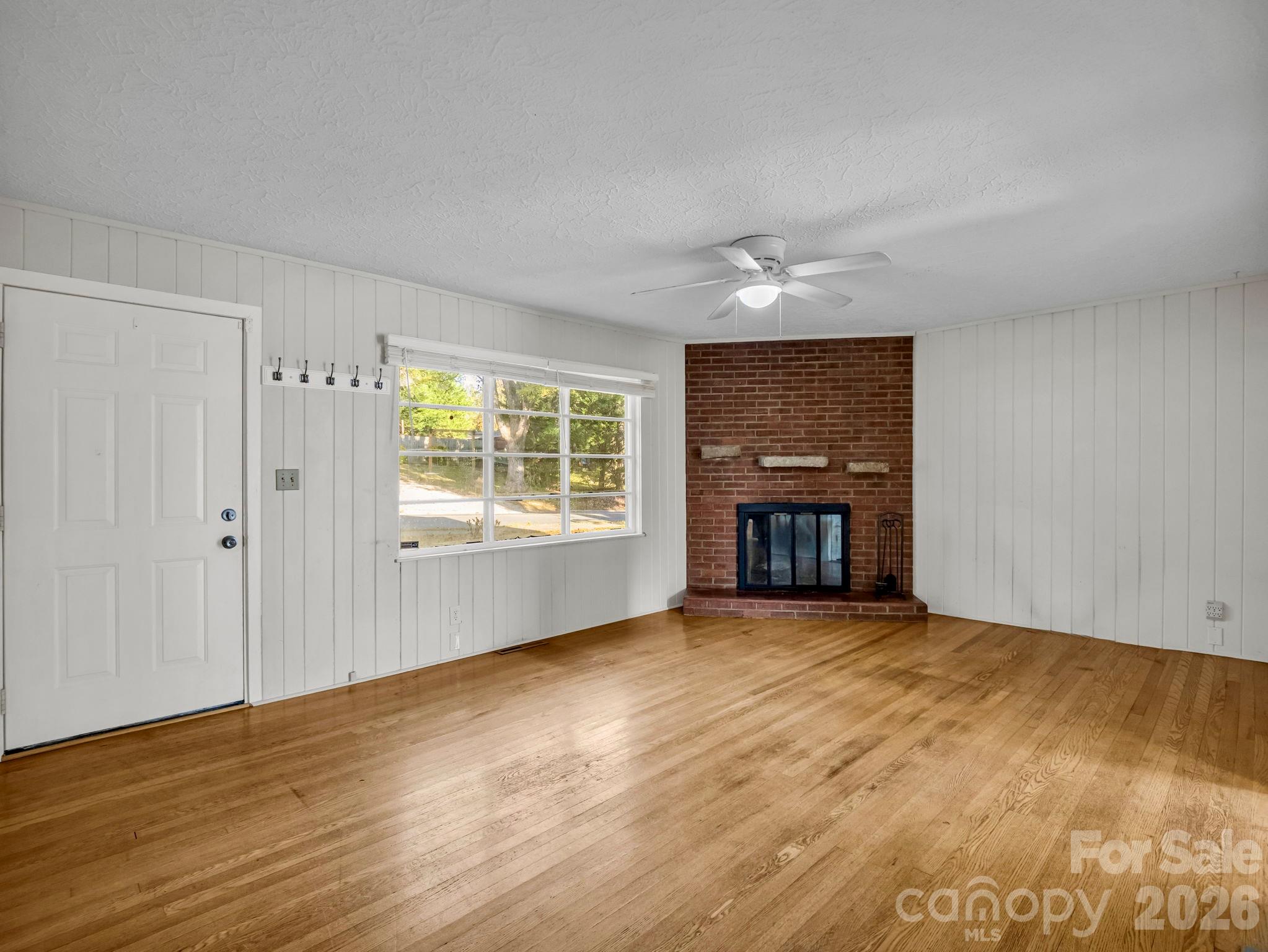Single Family Residence at 824 Willow Road, Hendersonville, photo 2 of 28