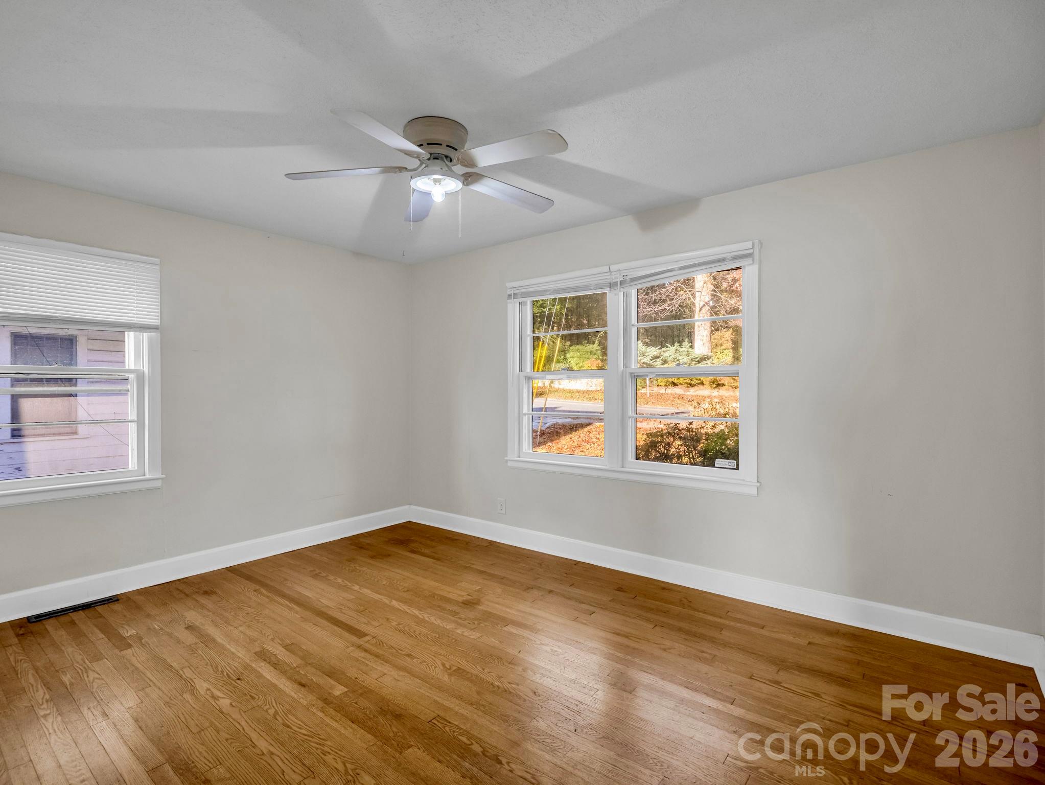 Single Family Residence at 824 Willow Road, Hendersonville, photo 4 of 28