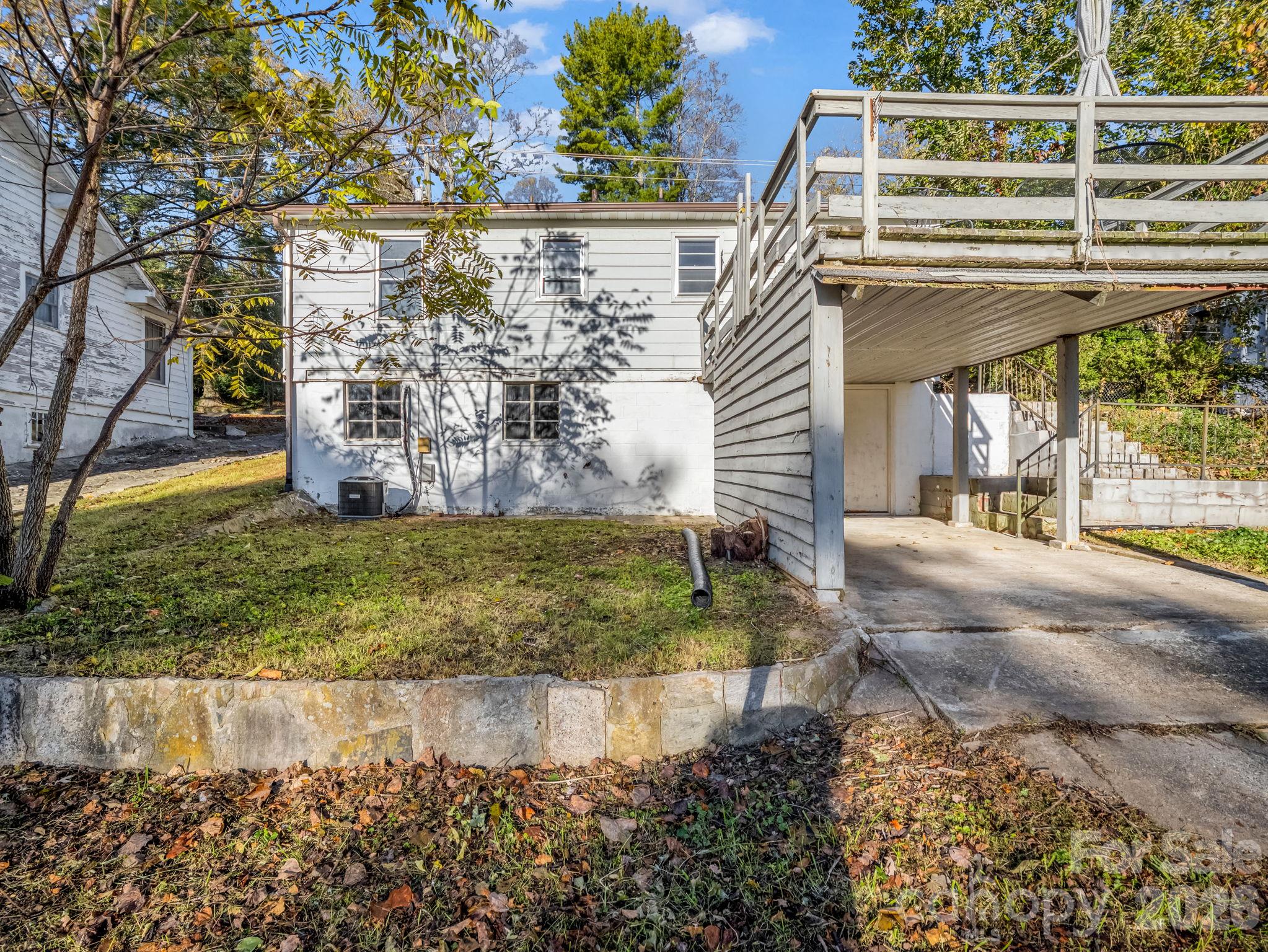 Single Family Residence at 824 Willow Road, Hendersonville, photo 9 of 28