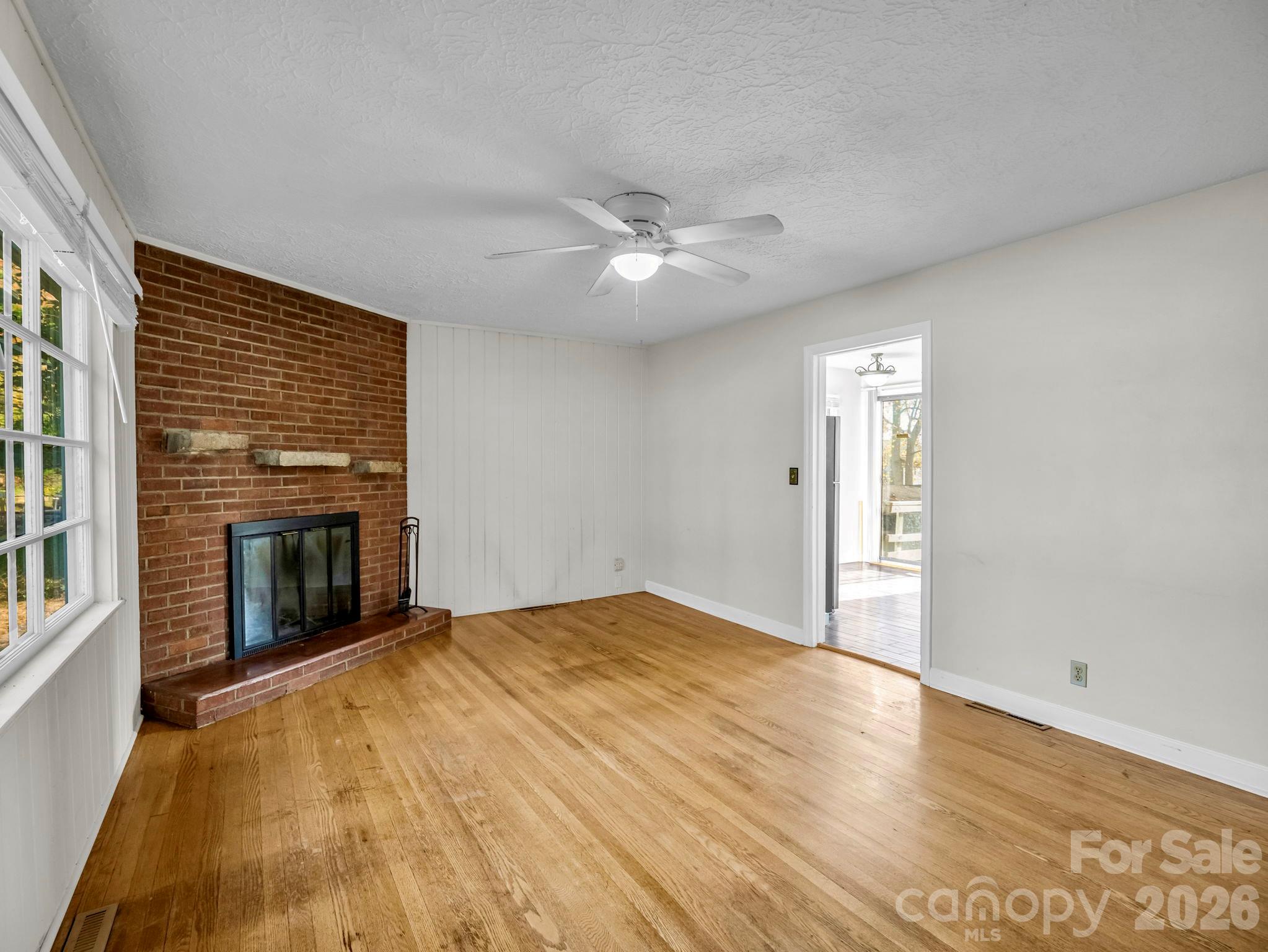 Single Family Residence at 824 Willow Road, Hendersonville, photo 12 of 28