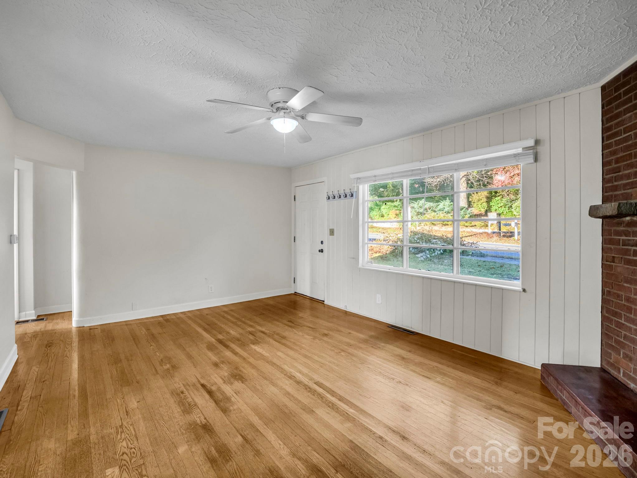 Single Family Residence at 824 Willow Road, Hendersonville, photo 13 of 28