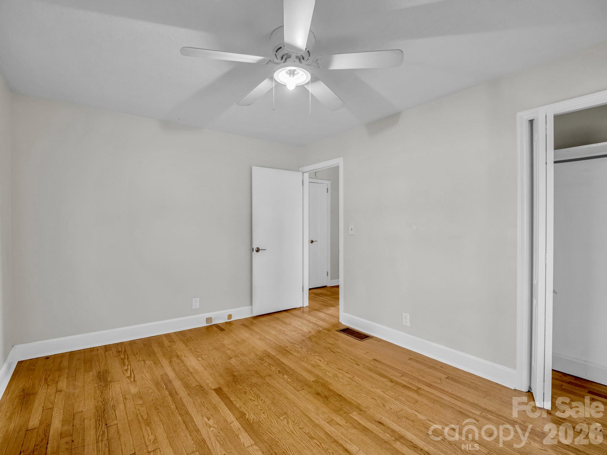 Single Family Residence at 824 Willow Road, Hendersonville, photo 14 of 28