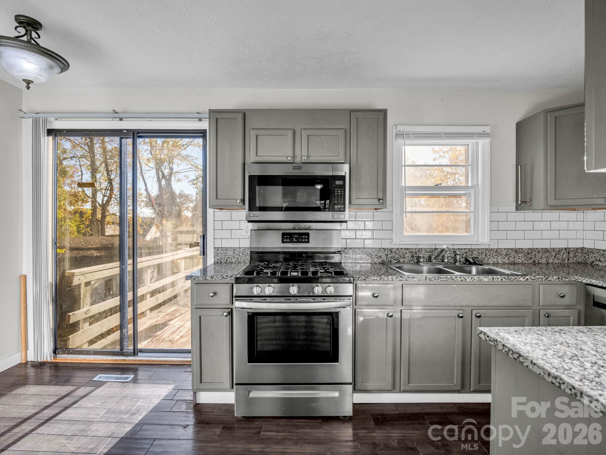 Single Family Residence at 824 Willow Road, Hendersonville, photo 19 of 28