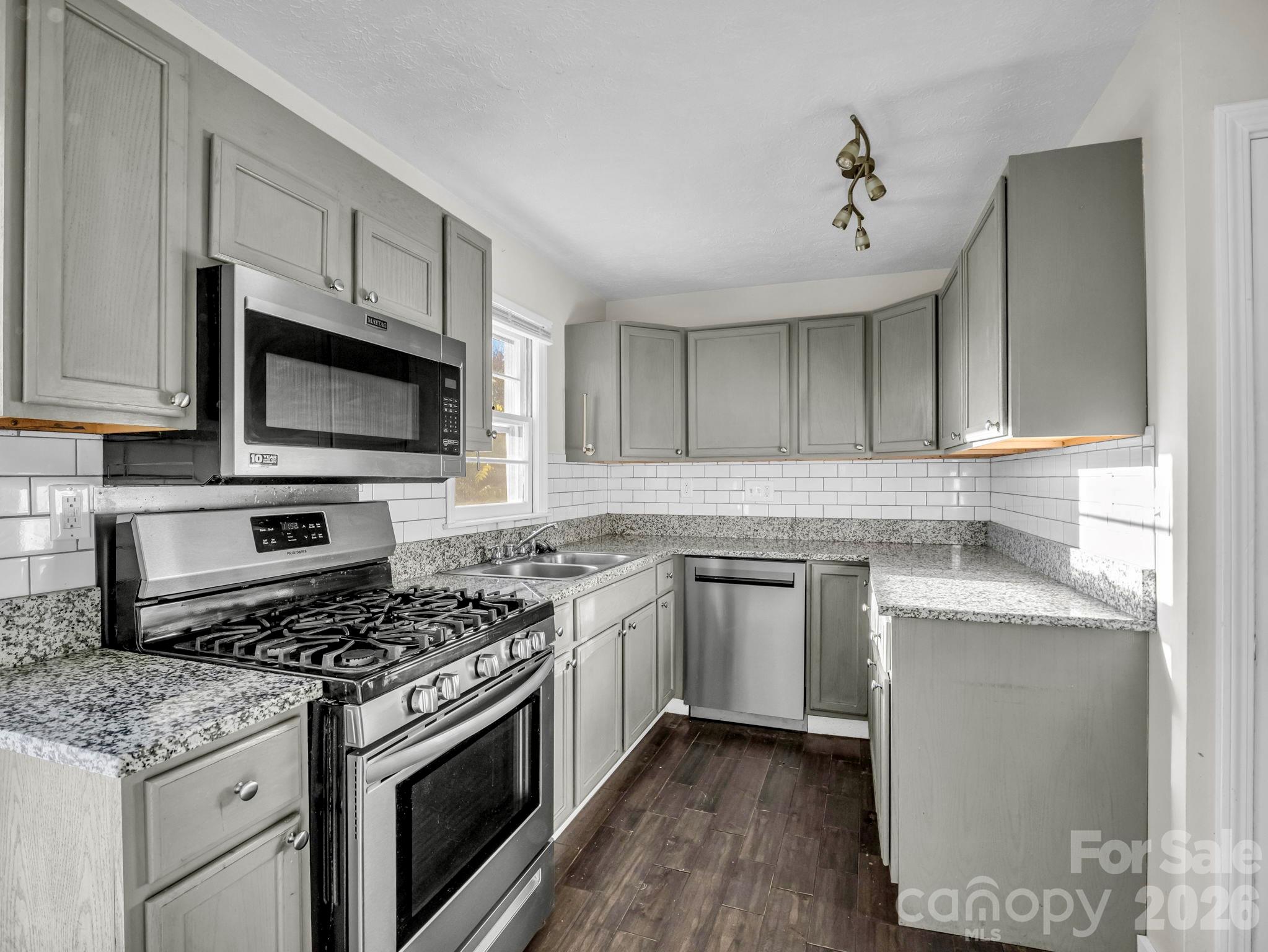 Single Family Residence at 824 Willow Road, Hendersonville, photo 22 of 28