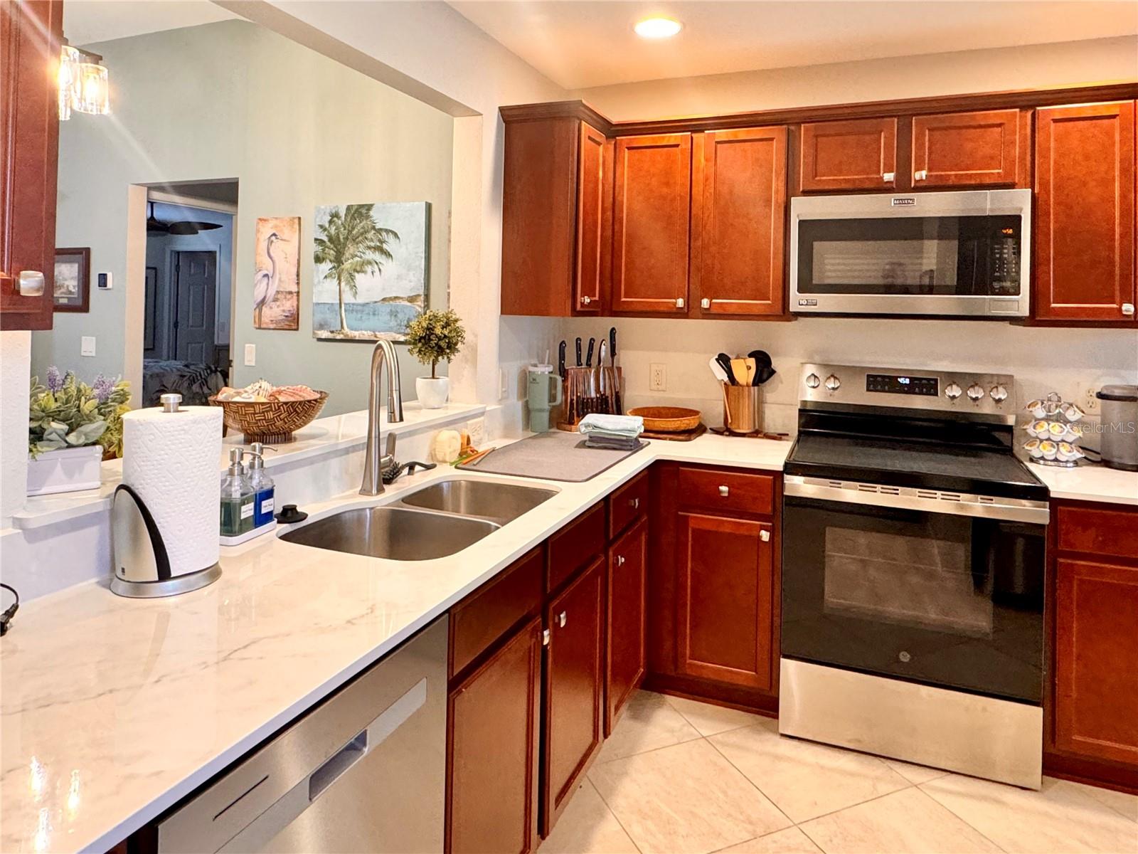 Beautiful Quartz counters - 2268 SUTTON TER, THE VILLAGES