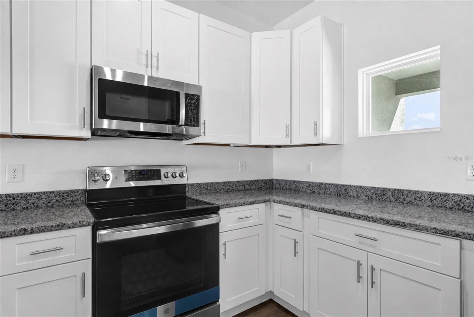Townhouse at 452 LAKE SHORE PKWY, DAVENPORT, photo 9 of 34