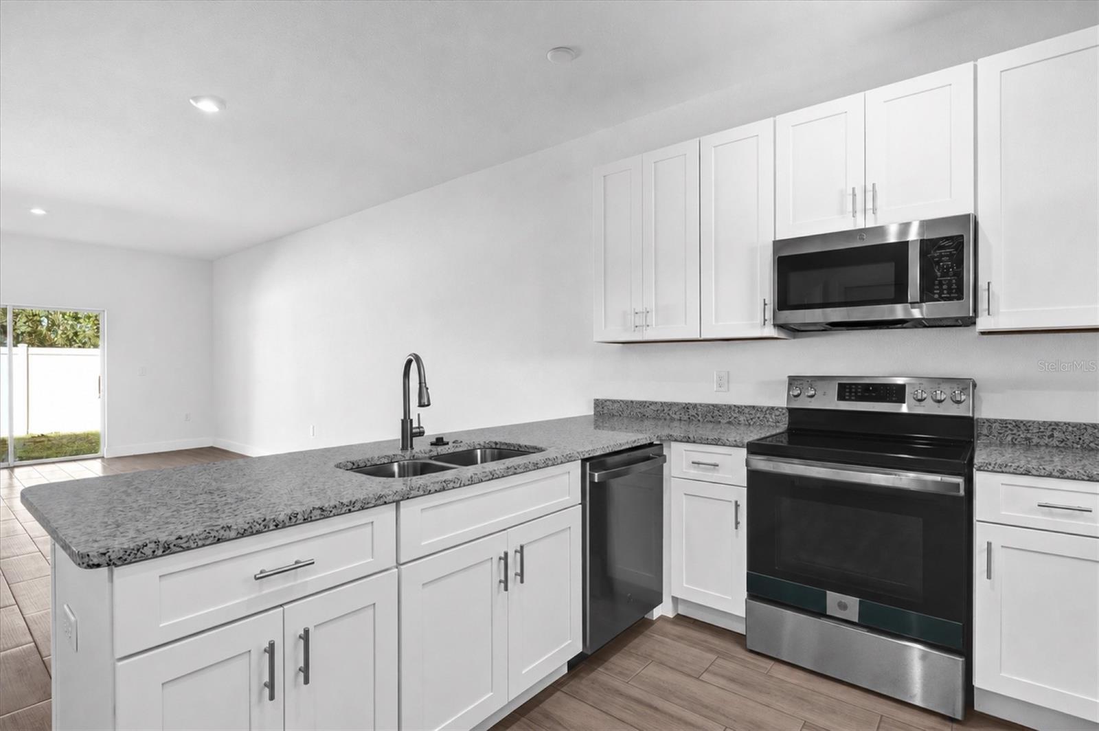 Townhouse at 452 LAKE SHORE PKWY, DAVENPORT, photo 10 of 34