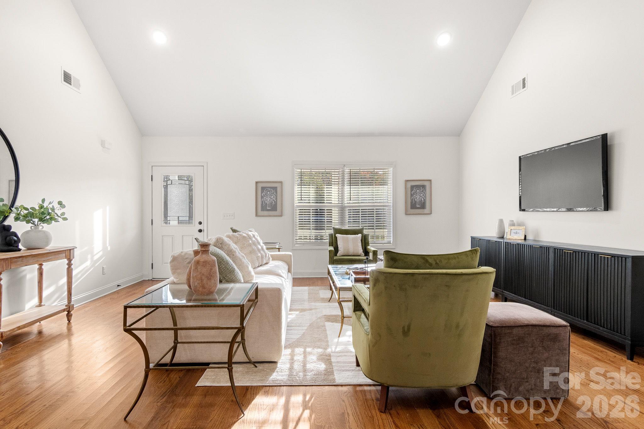 Vaulted living room ceilings - 862 Tirzah Road, York