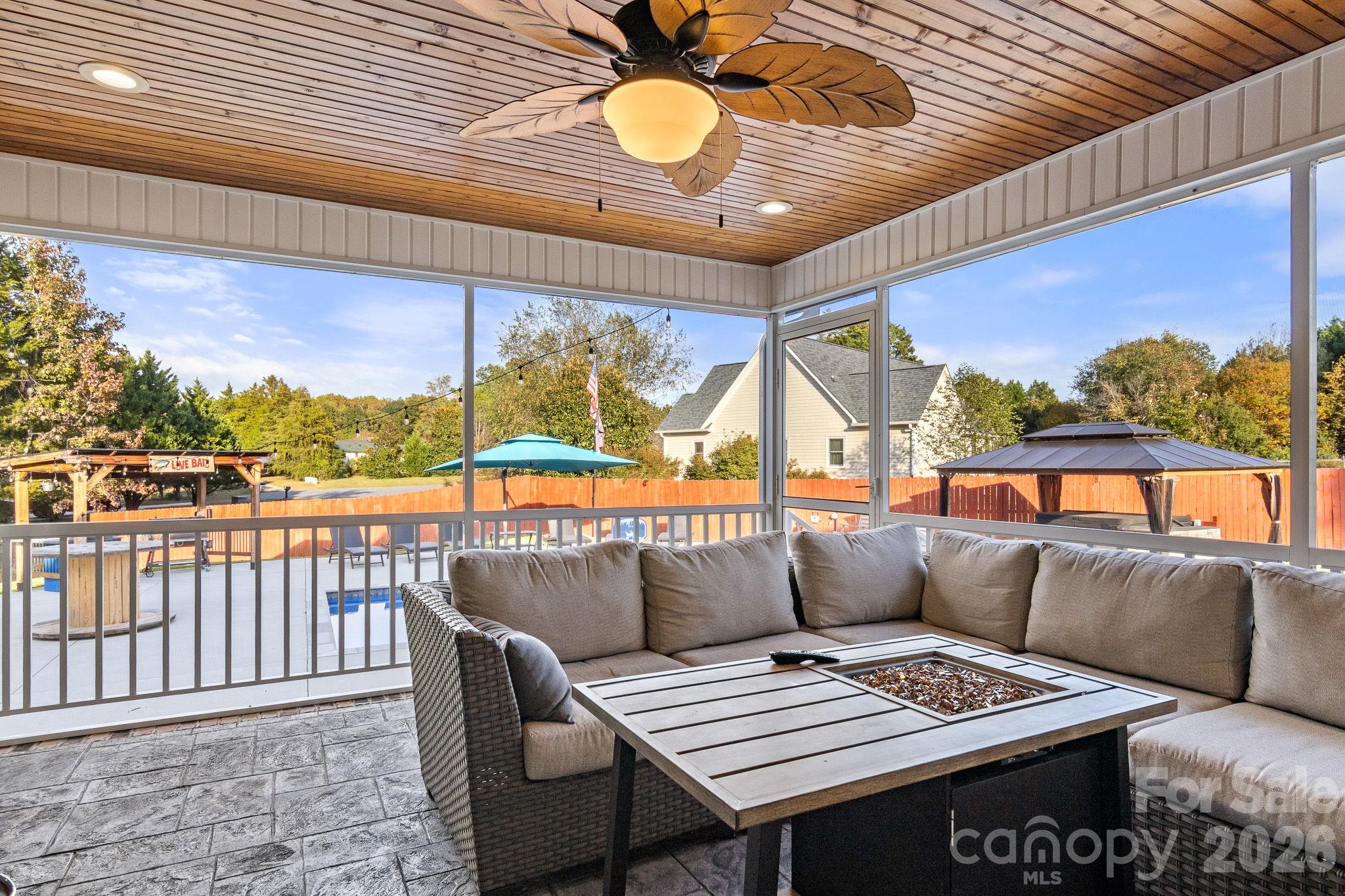 View of pool - 862 Tirzah Road, York