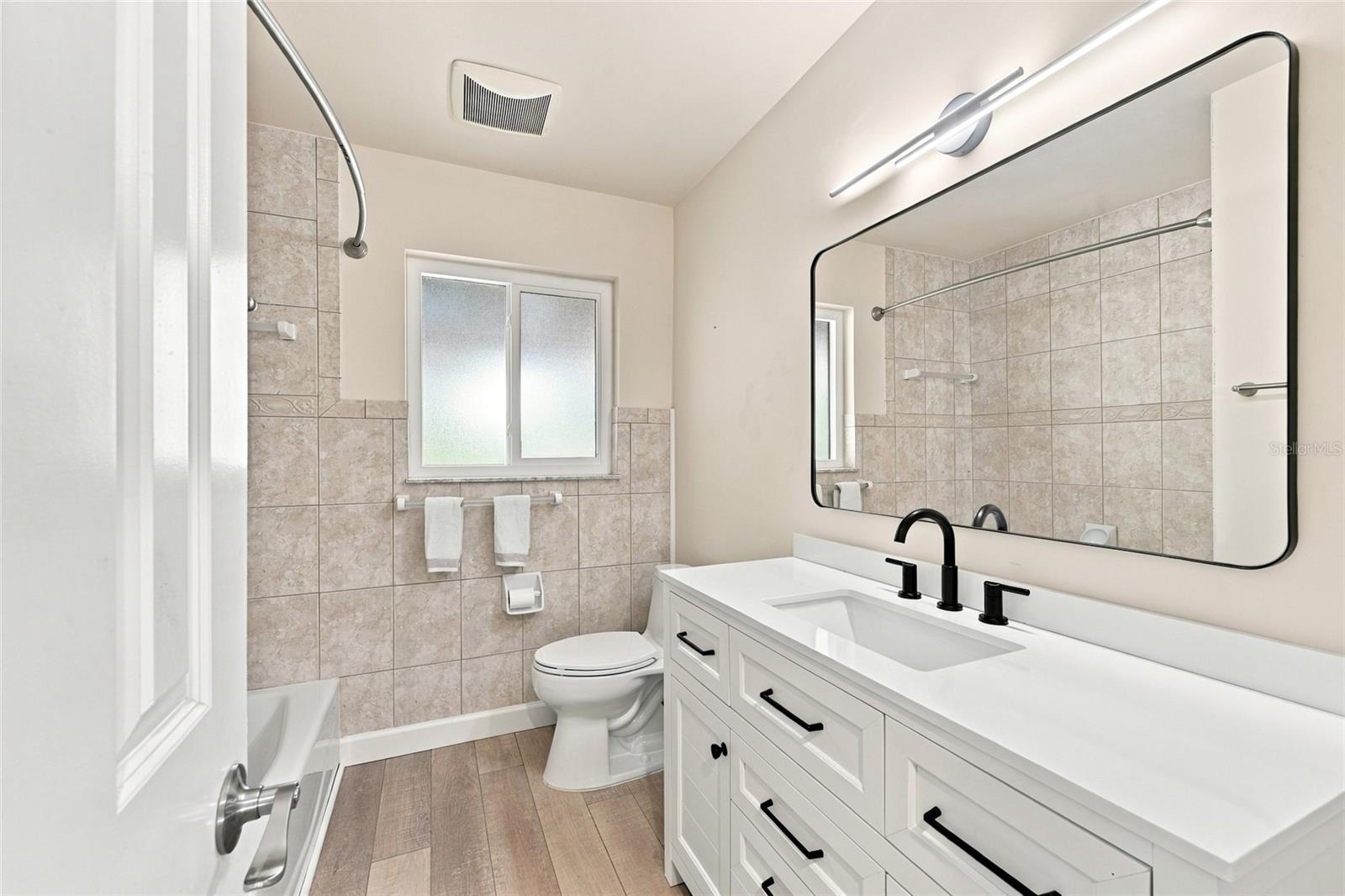 Shared Hall Bath for Split Plan Bedrooms - 1864 74TH AVE N, ST PETERSBURG