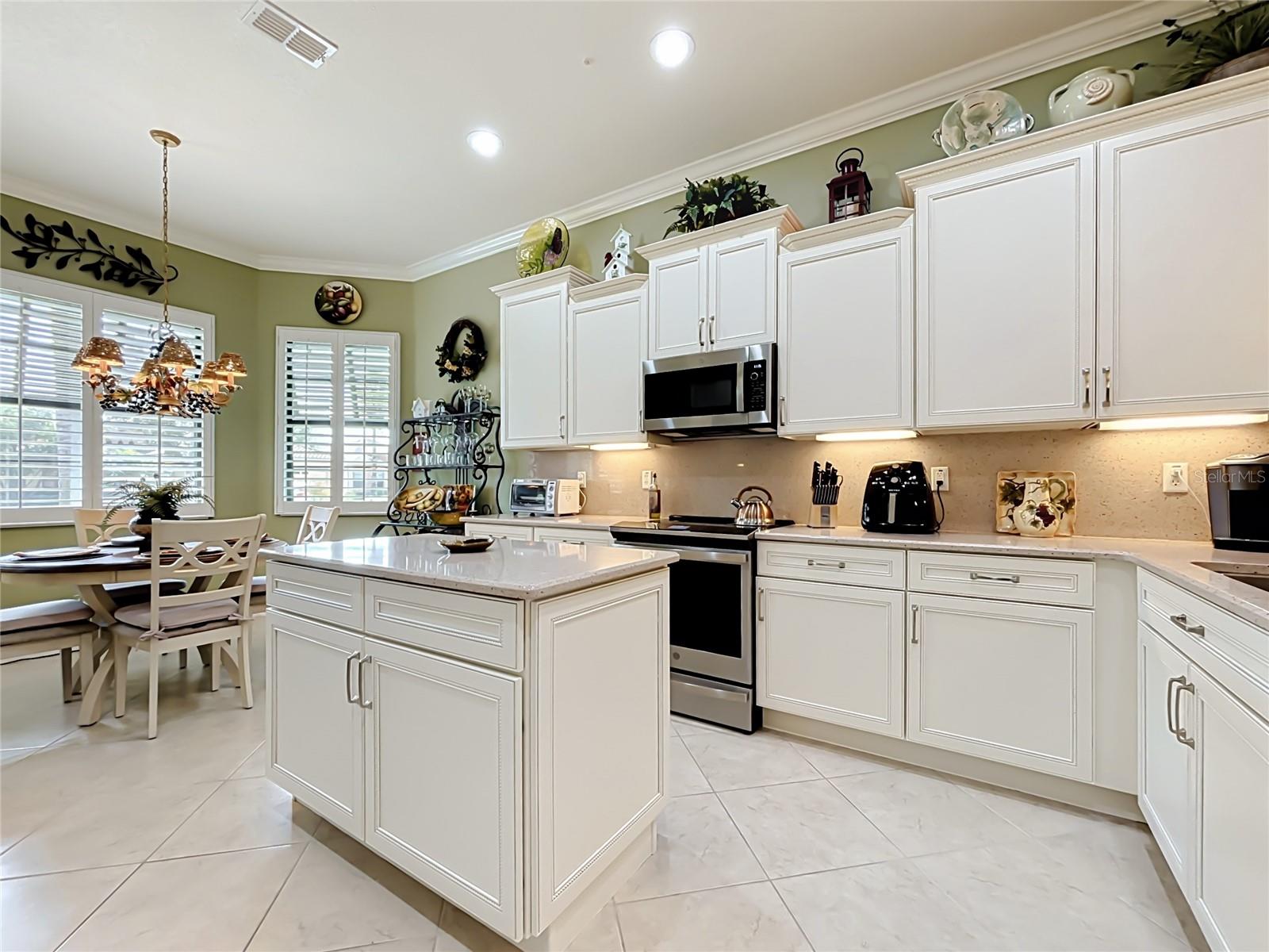 Spacious Kitchen w. Nook - 265 INDIAN WELLS AVE, POINCIANA
