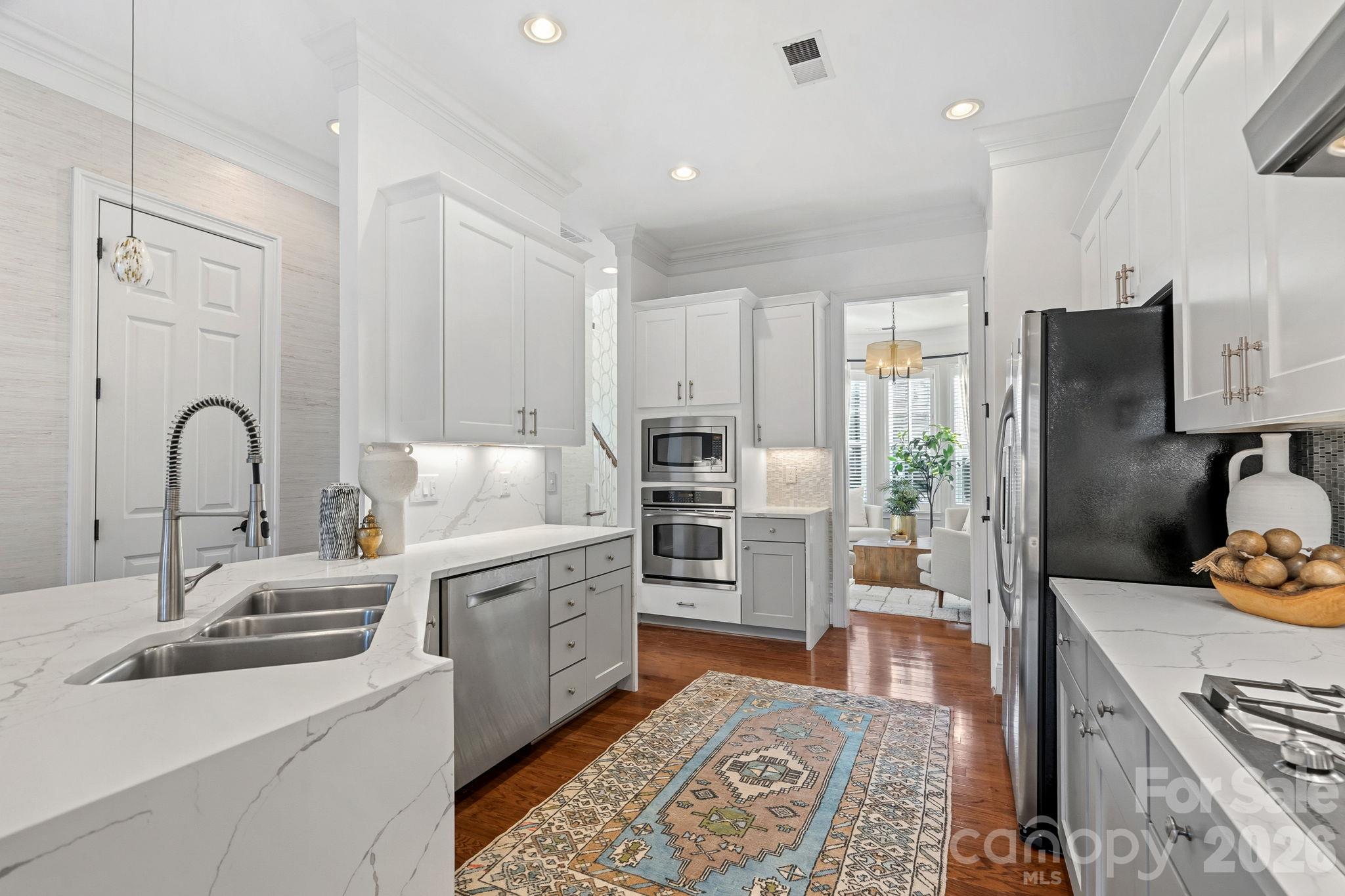Townhouse at 6830 Louisburg Square Lane, Charlotte, photo 7 of 39