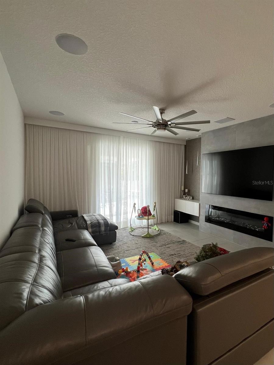 Single Family Residence at 731 BIRCH HOLLOW DR, APOPKA, photo 4 of 16