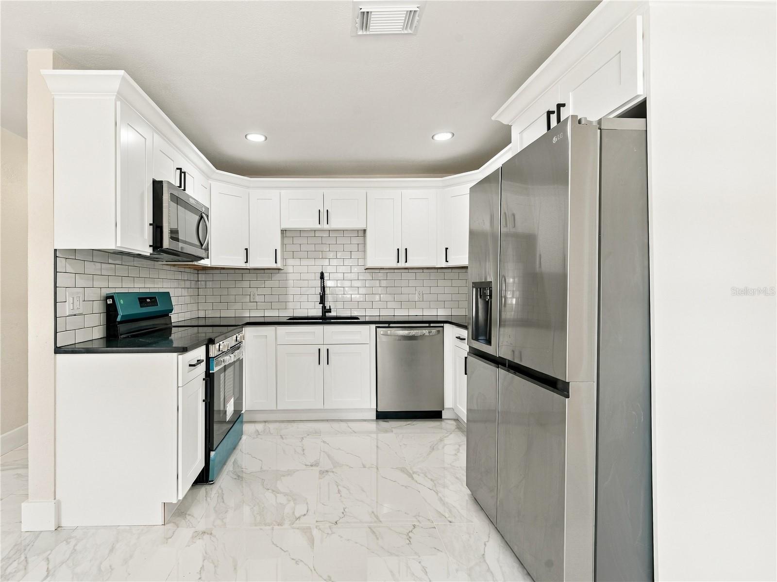 Single Family Residence at 1507 W PERDIZ ST, TAMPA, photo 10 of 37