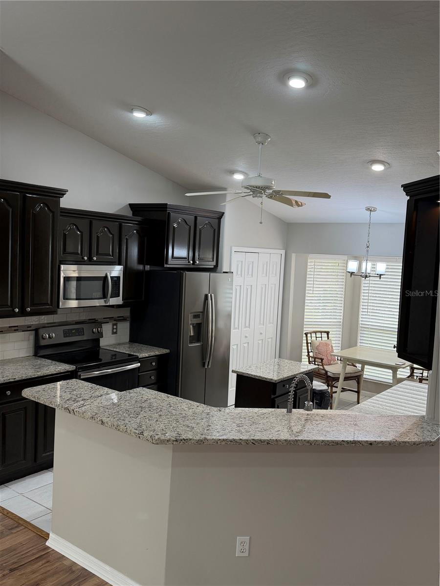 Kitchen with Granite Counter Tops - 1019 GARDENIA ST, SEBASTIAN