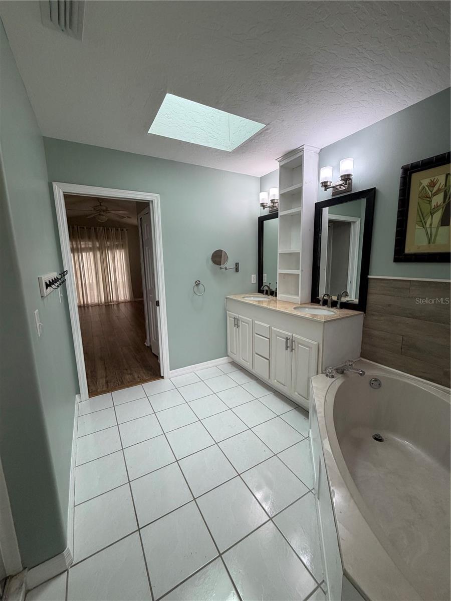 Master Bath with tub & shower - 1019 GARDENIA ST, SEBASTIAN