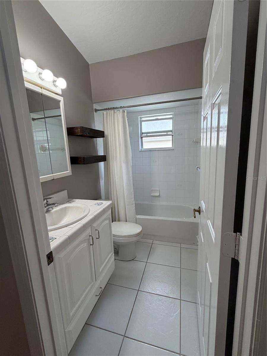 Guest Bathroom - 1019 GARDENIA ST, SEBASTIAN