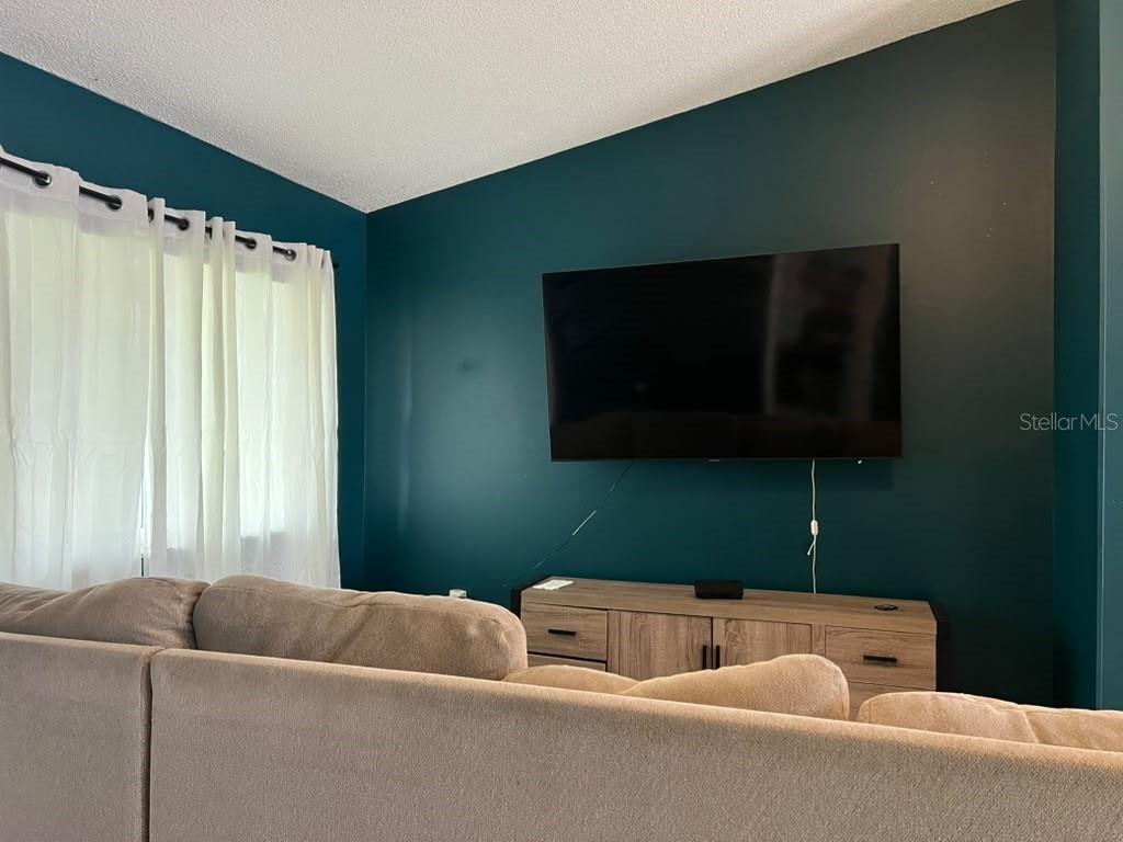 Single Family Residence at 12849 MONTANA WOODS LN, ORLANDO, photo 2 of 13