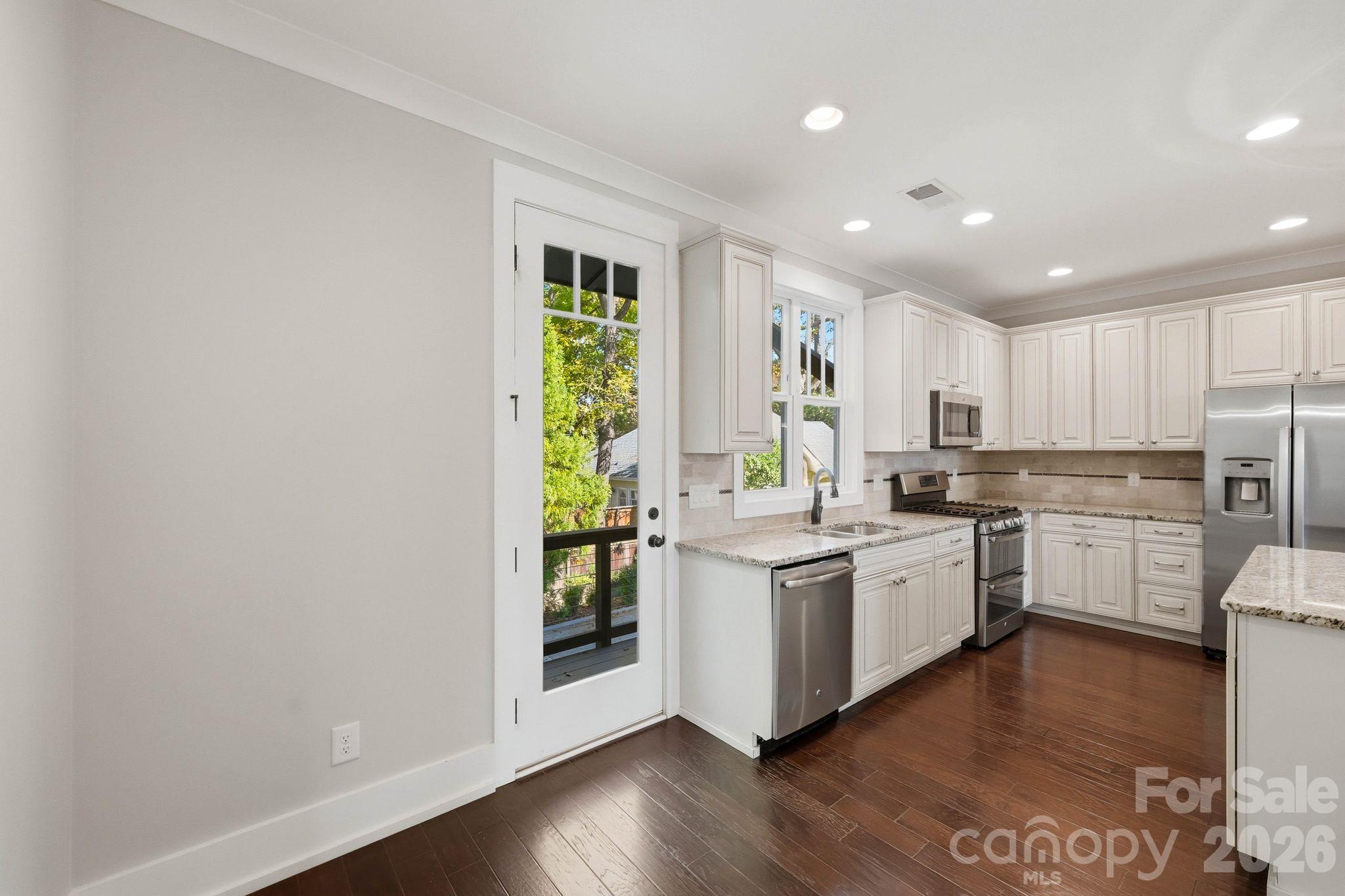 Eat-in Breakfast Area - 1644 Kenilworth Avenue, Charlotte