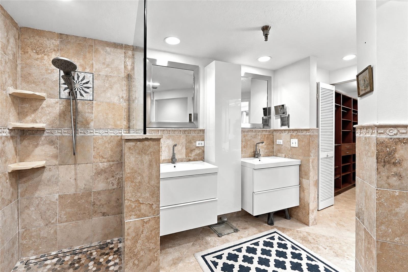 ensuite bath - 4780 DOLPHIN CAY LN S #102, ST PETERSBURG