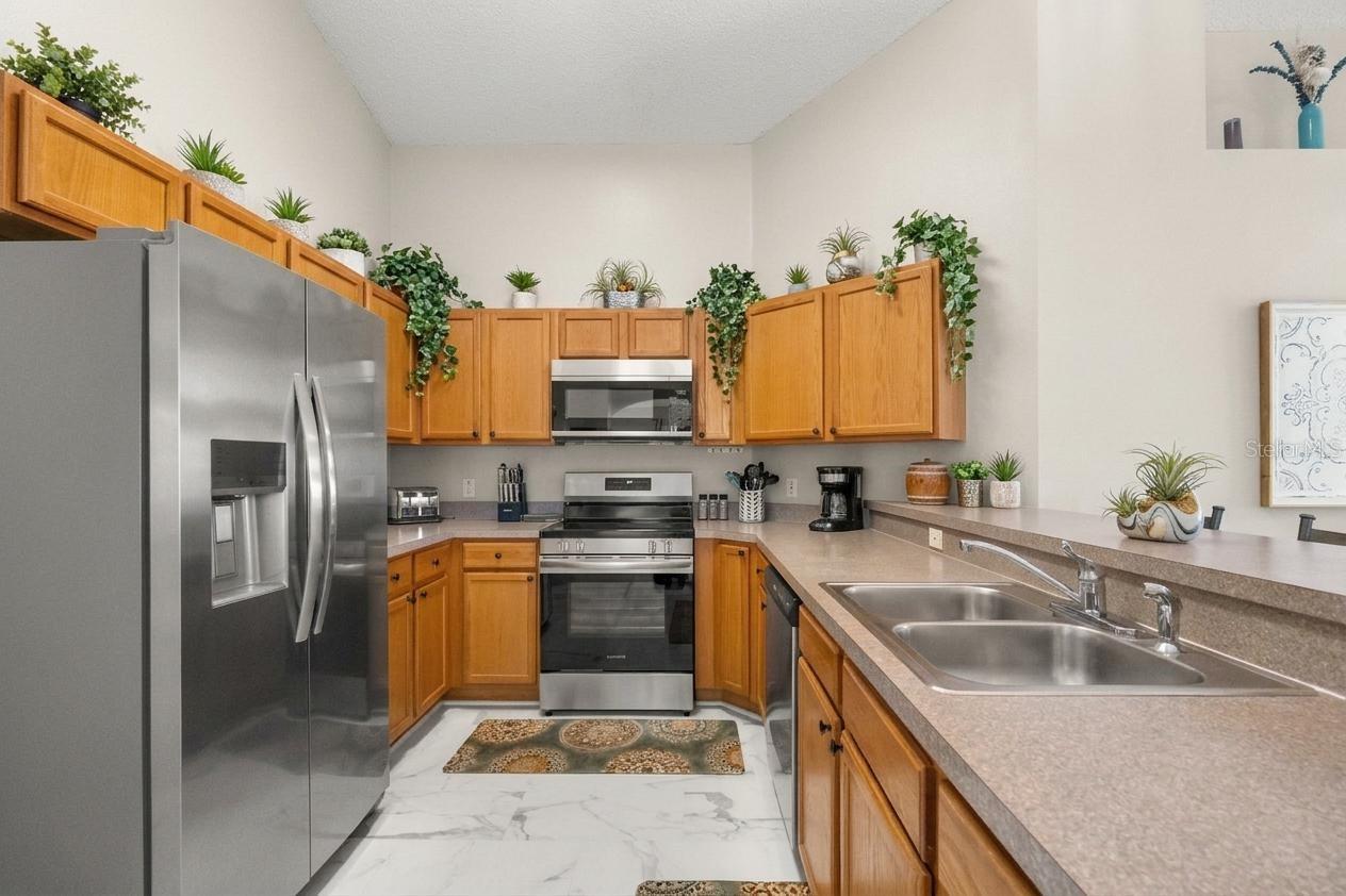 New stainless steel appliances - 551 MAJESTY DR, DAVENPORT
