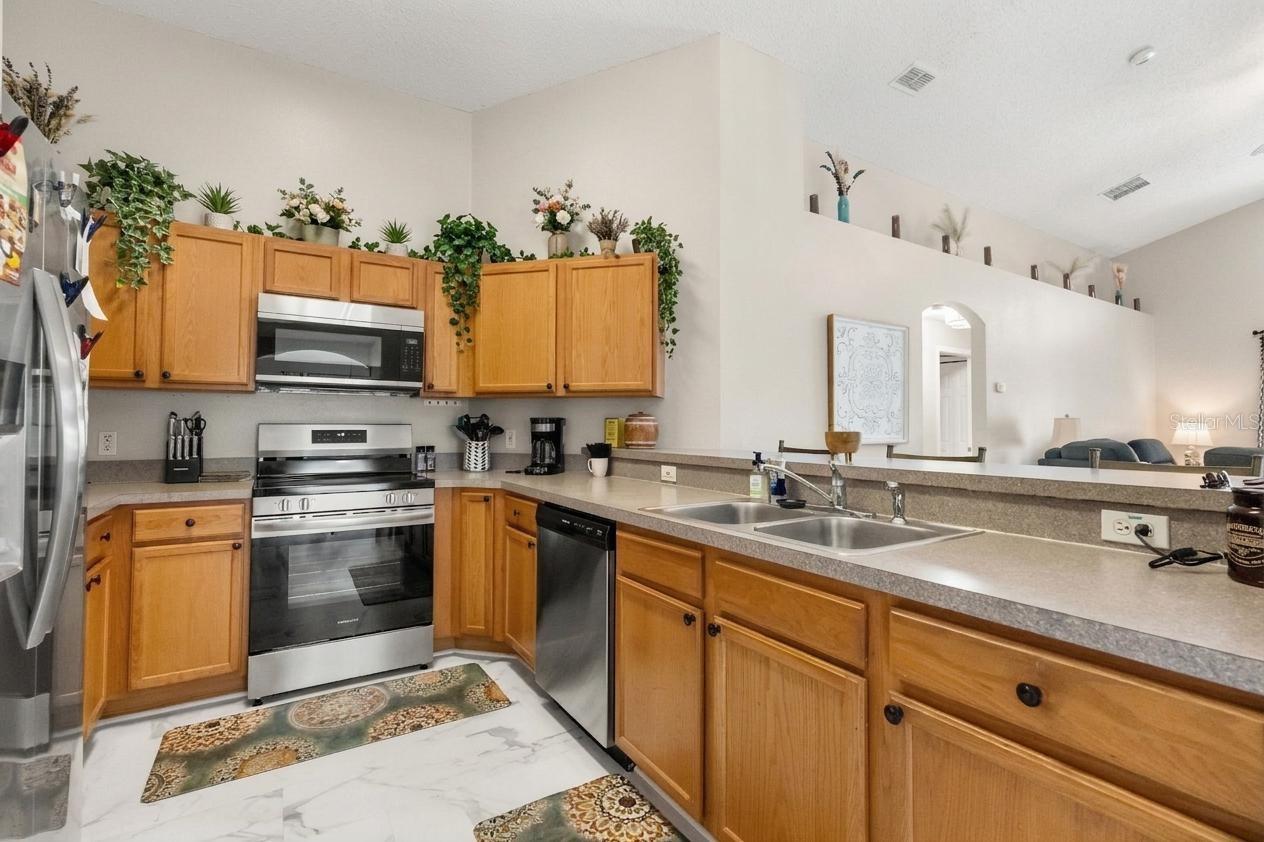 New stainless steel appliances - 551 MAJESTY DR, DAVENPORT