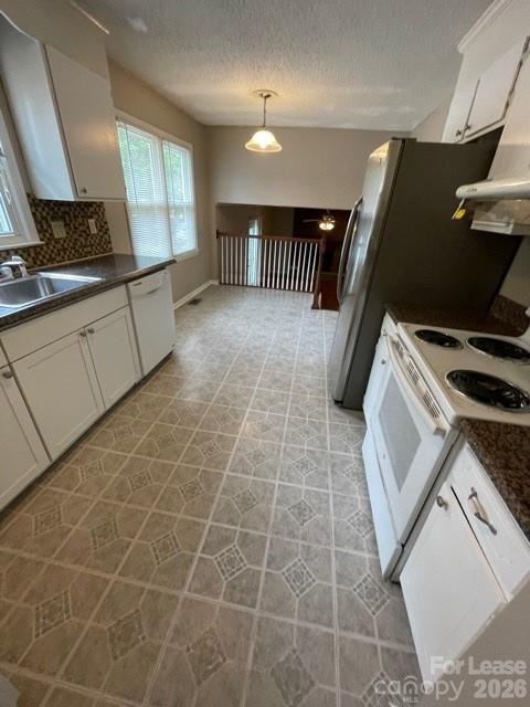 Single Family Residence at 7012 Idlewild Road, Charlotte, photo 4 of 12