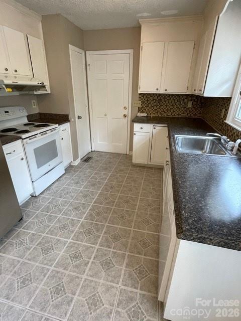 Single Family Residence at 7012 Idlewild Road, Charlotte, photo 5 of 12