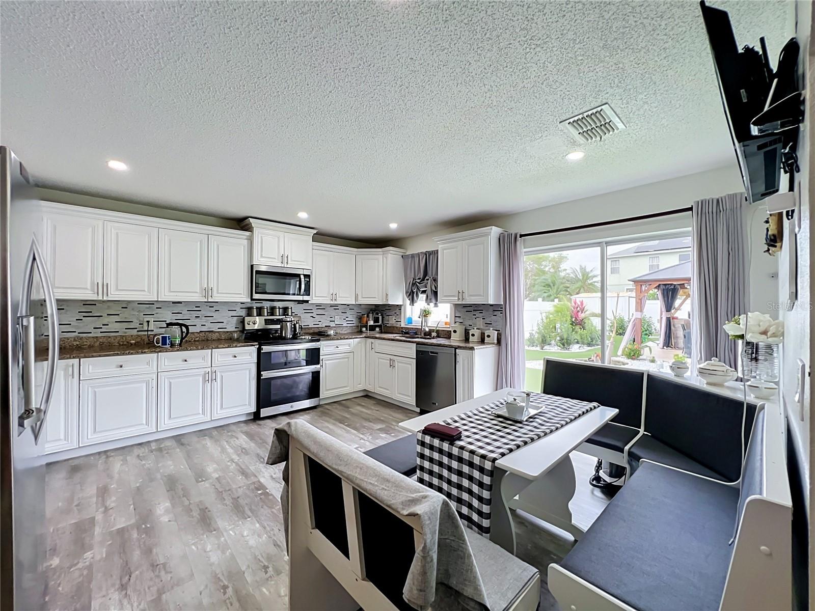 Single Family Residence at 3275 AMBERLEY PARK CIR, KISSIMMEE, photo 13 of 93