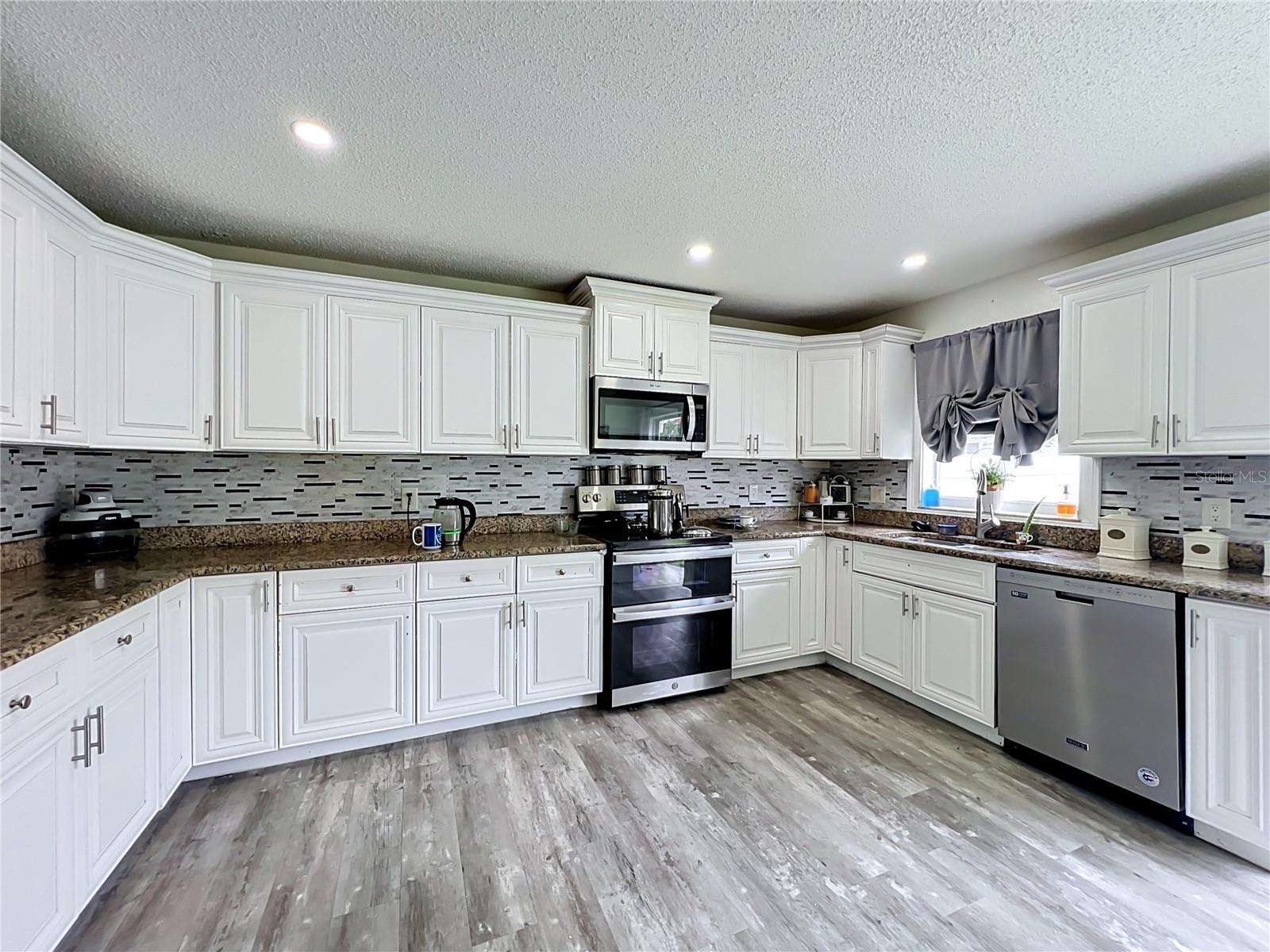 Single Family Residence at 3275 AMBERLEY PARK CIR, KISSIMMEE, photo 19 of 93