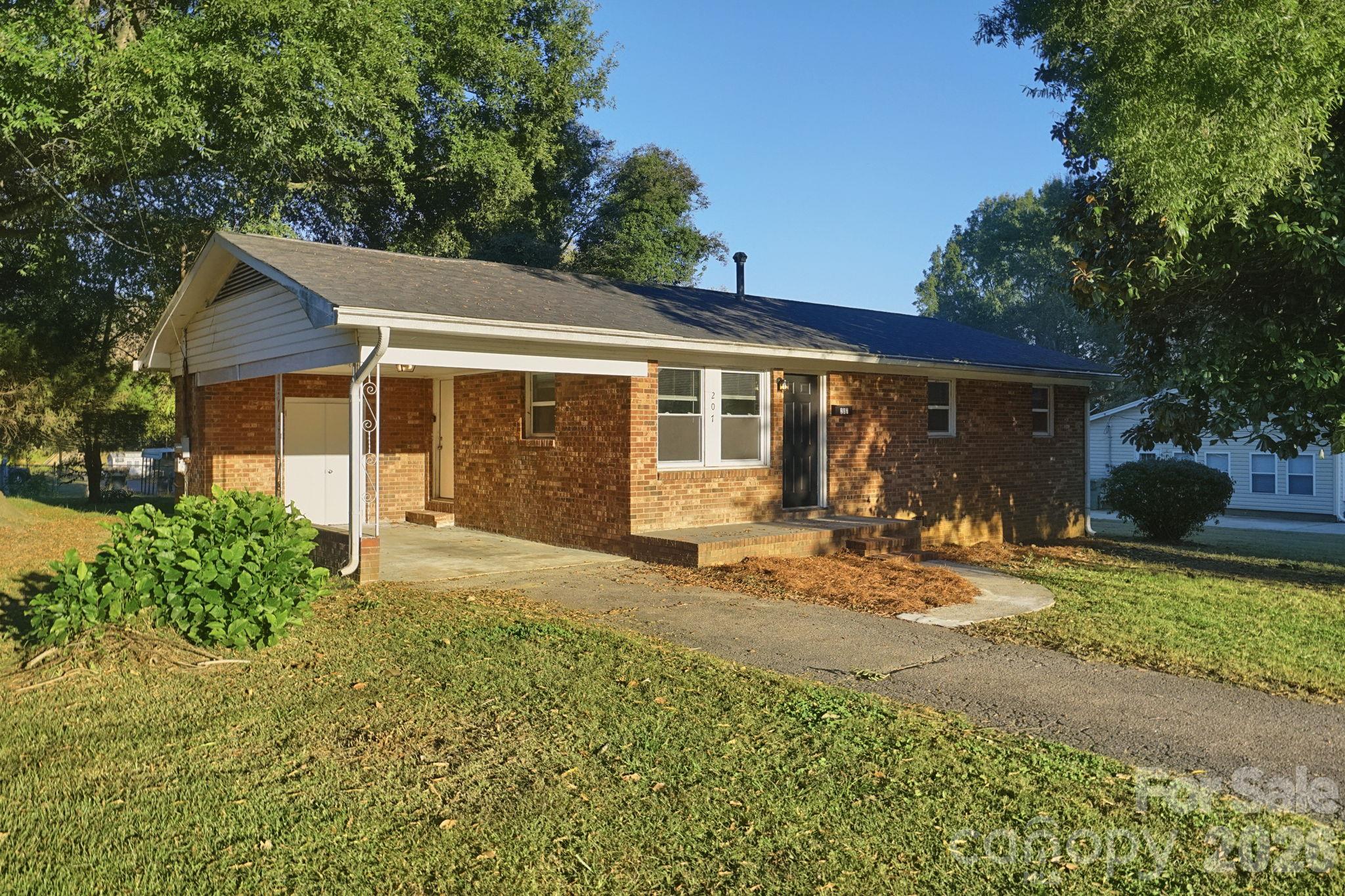 Single Family Residence at 207 Gaddis Drive, Mount Holly, photo 2 of 27