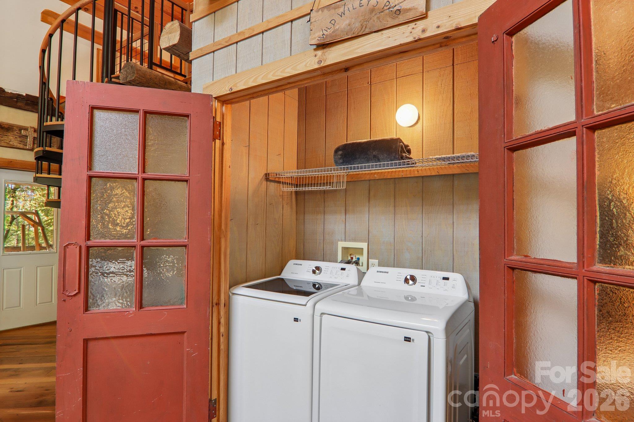 Laundry room on main level - 755 Hollyberry Lane, Marshall