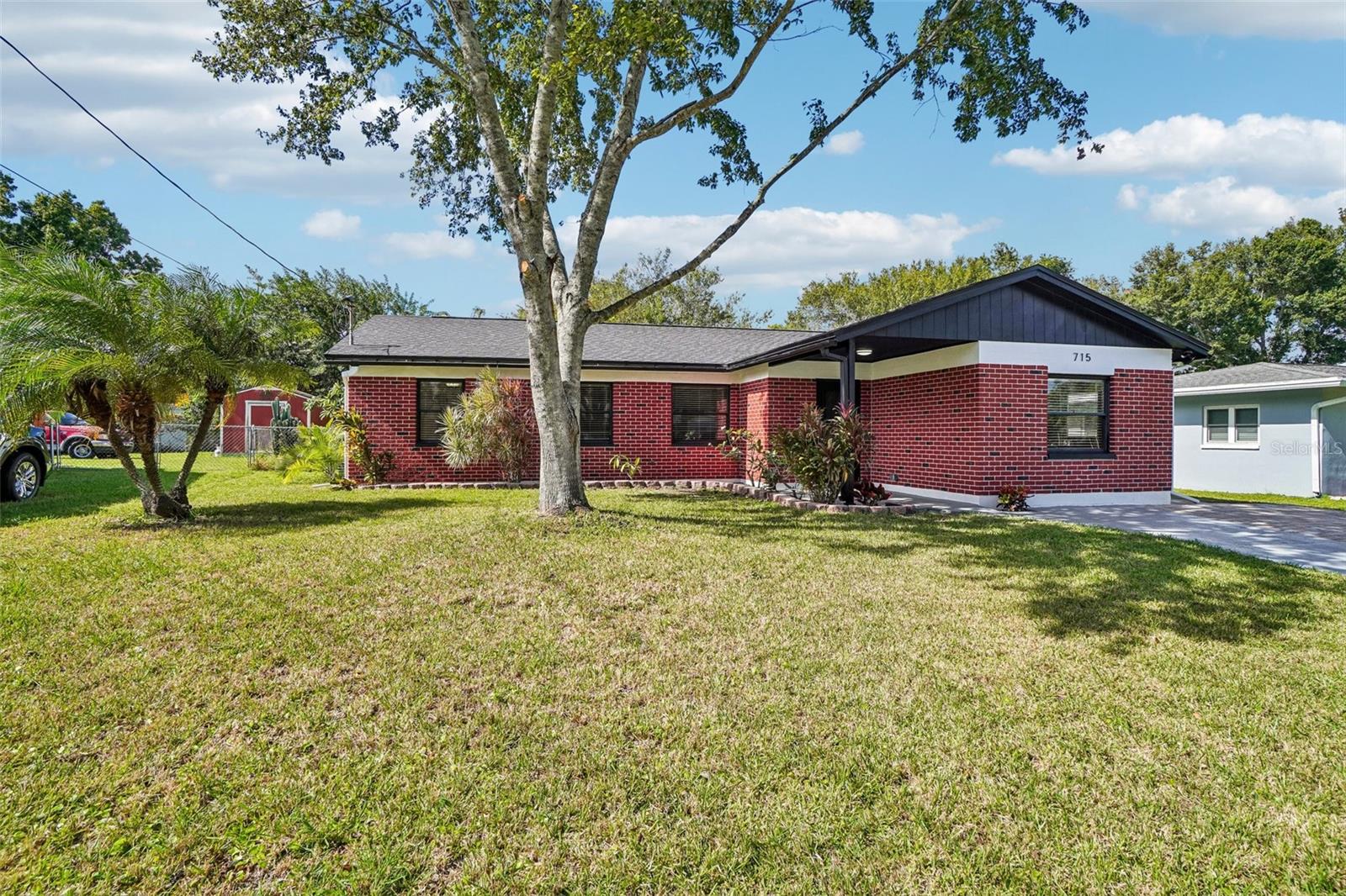 Front from corner - 715 PAPAYA DR, TAMPA