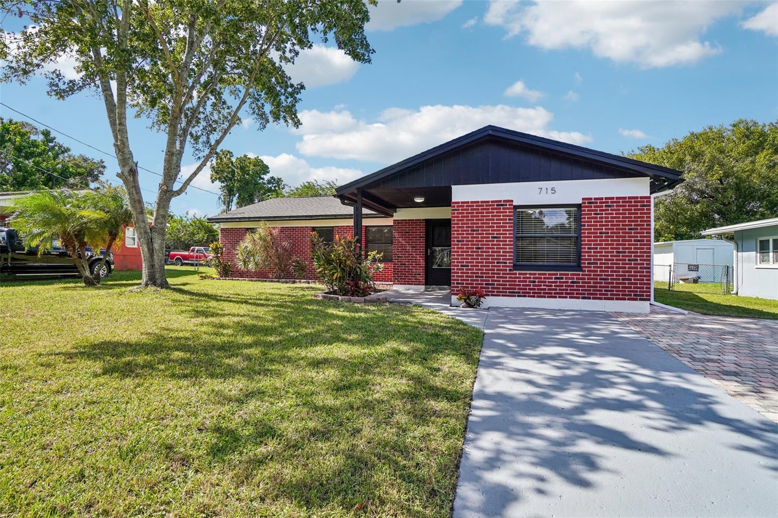 Front driveway with pavers - 715 PAPAYA DR, TAMPA