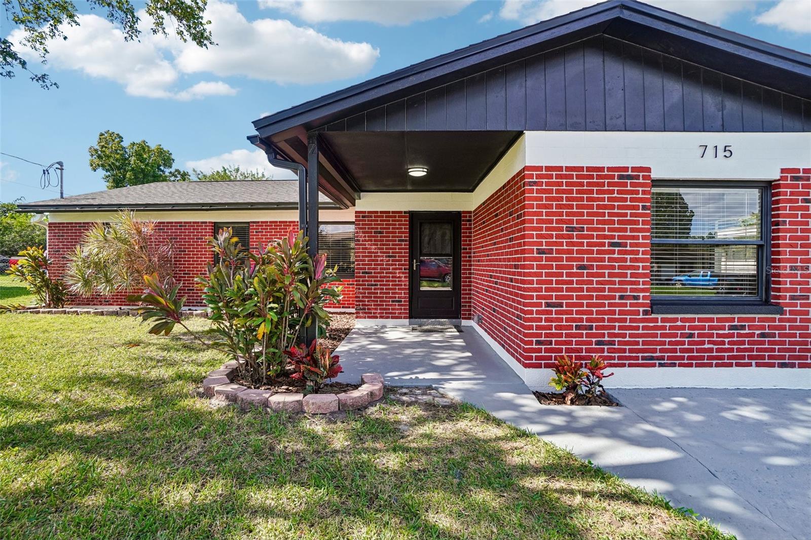 Front Porch - 715 PAPAYA DR, TAMPA