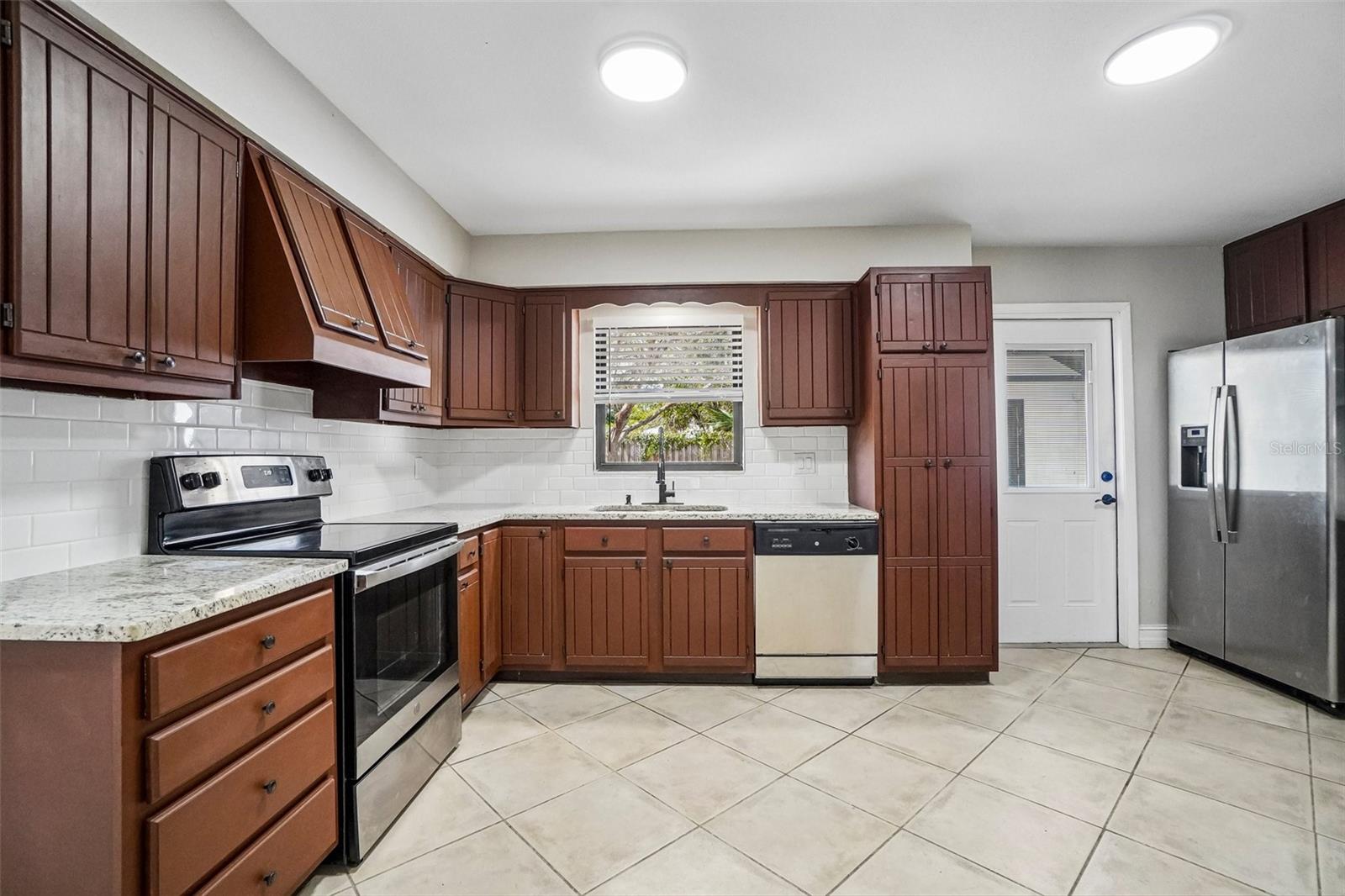 Kitchen - 715 PAPAYA DR, TAMPA