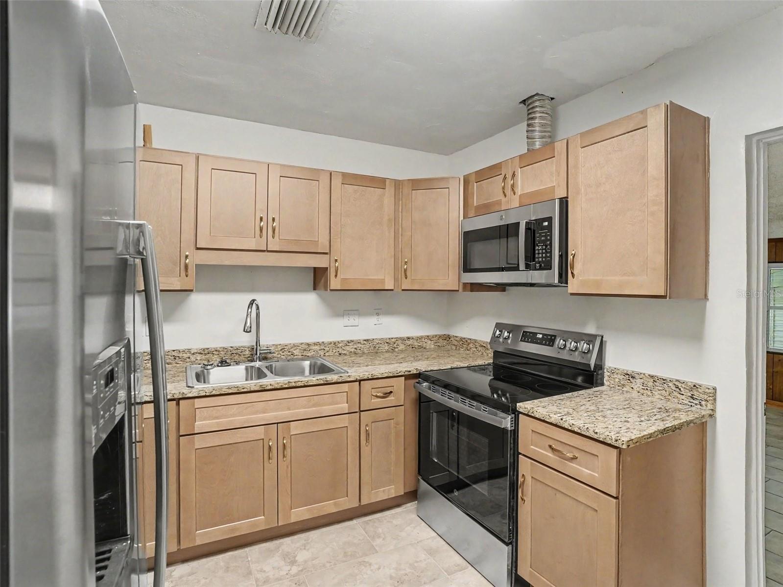 Single Family Residence at 2417 S MYRTLE AVE, SANFORD, photo 6 of 24