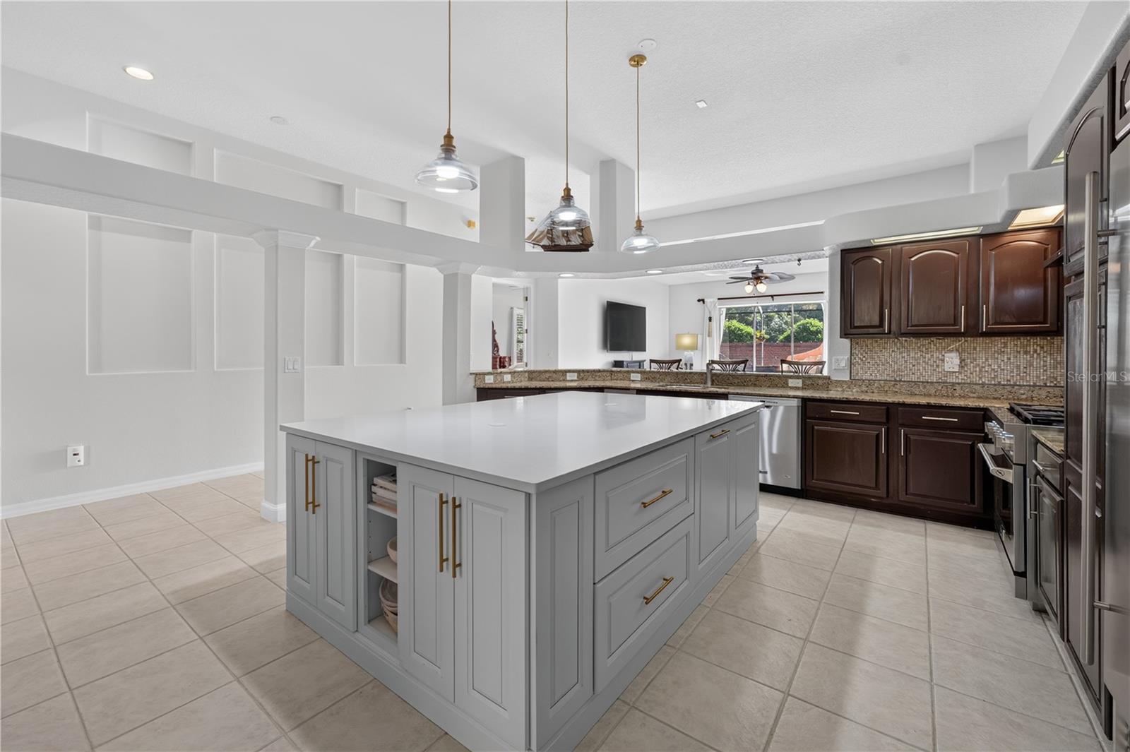 Single Family Residence at 18211 WIMBLEDON GREEN PL, TAMPA, photo 8 of 68