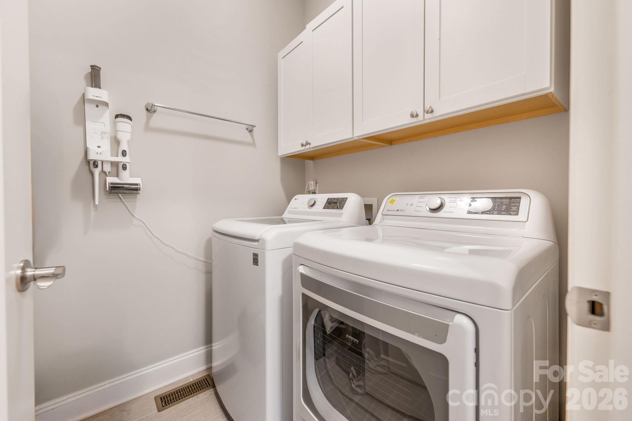 designated laundry room - 50 Rose Creek Road, Leicester