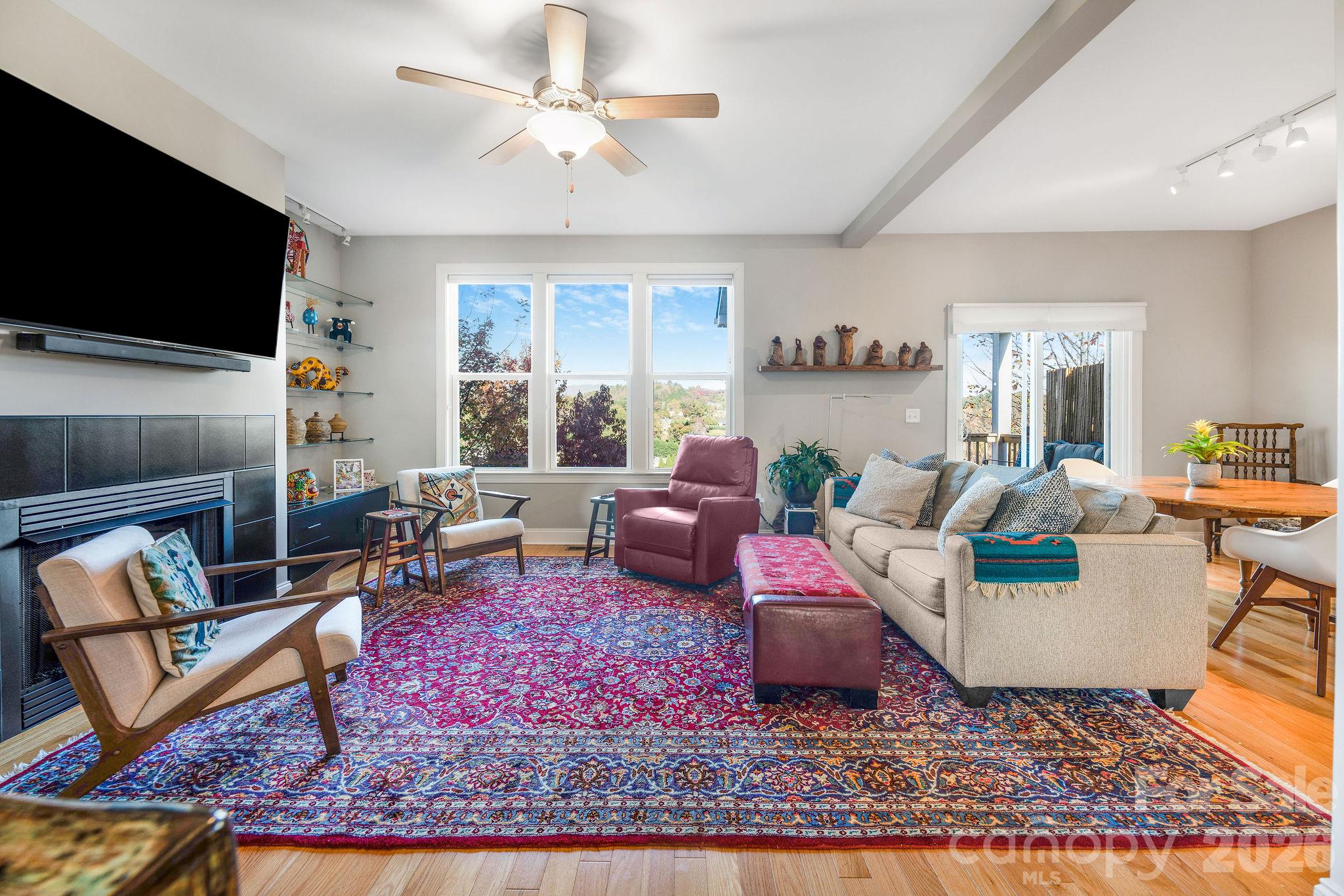 spacious living room - 50 Rose Creek Road, Leicester