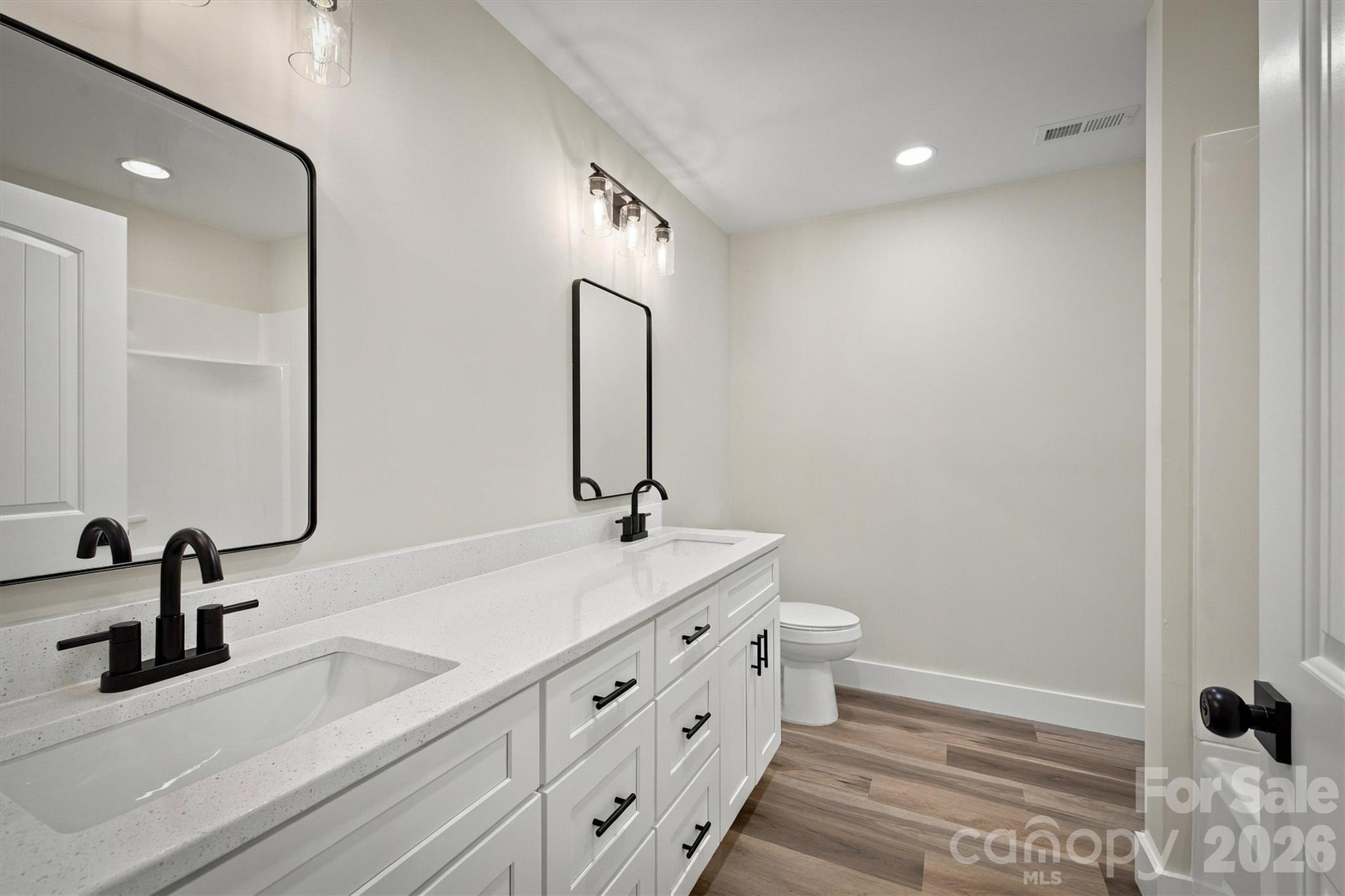 Upstairs Bathroom - 194 Beacon Avenue, Morganton