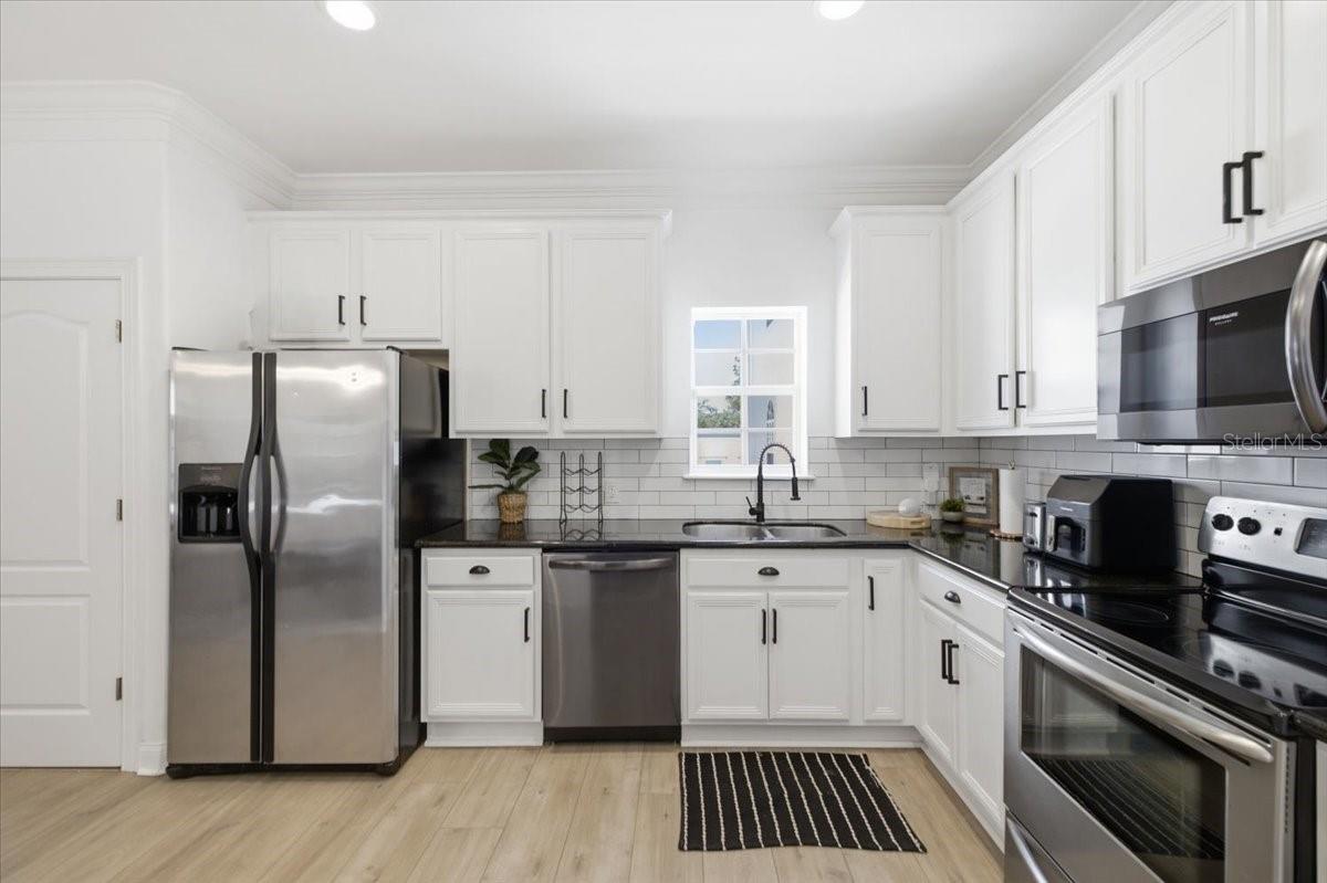 Kitchen, with granite countertops and stainless steel appliances. - 2315 W NORTH A ST #3, TAMPA