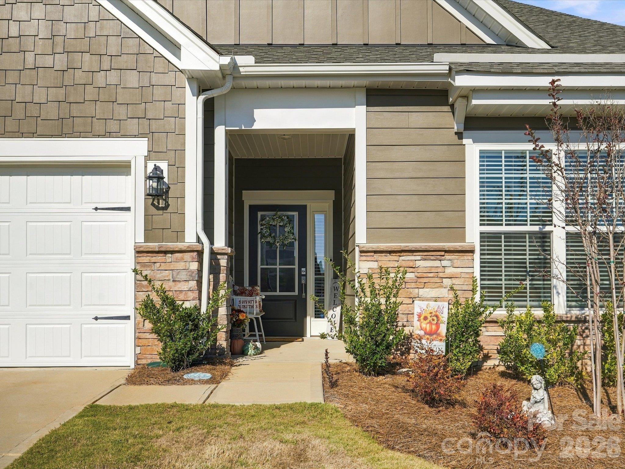 Single Family Residence at 2832 Morning Song Way, Lancaster, photo 2 of 44