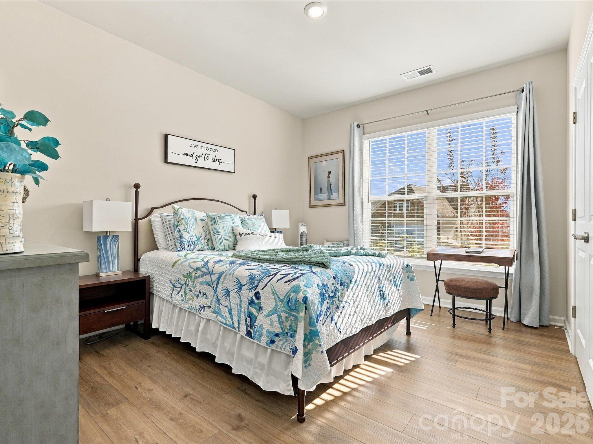 Single Family Residence at 2832 Morning Song Way, Lancaster, photo 4 of 44