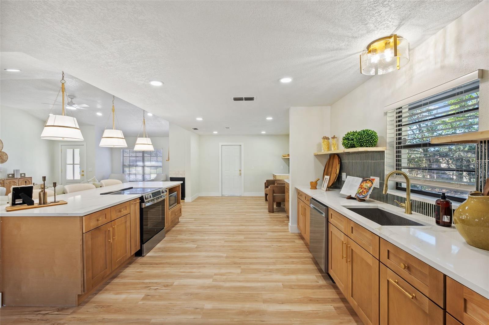 Single Family Residence at 16611 ROUND OAK DR, TAMPA, photo 12 of 47