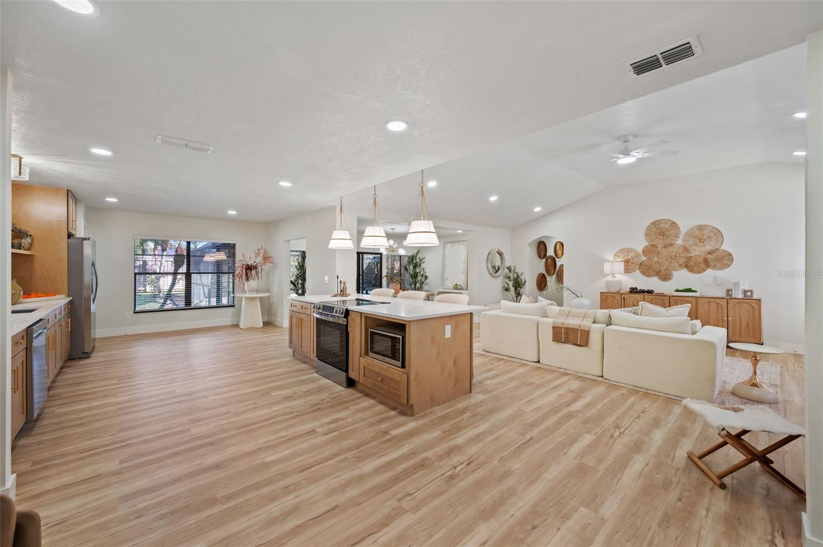 Single Family Residence at 16611 ROUND OAK DR, TAMPA, photo 17 of 47