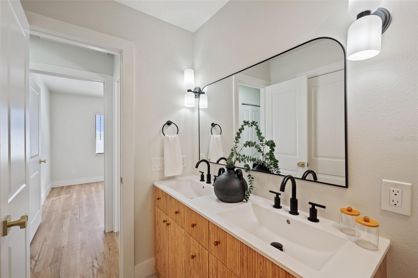 Single Family Residence at 16611 ROUND OAK DR, TAMPA, photo 37 of 47